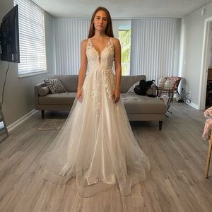 Beautiful Wedding Dress with lace detail